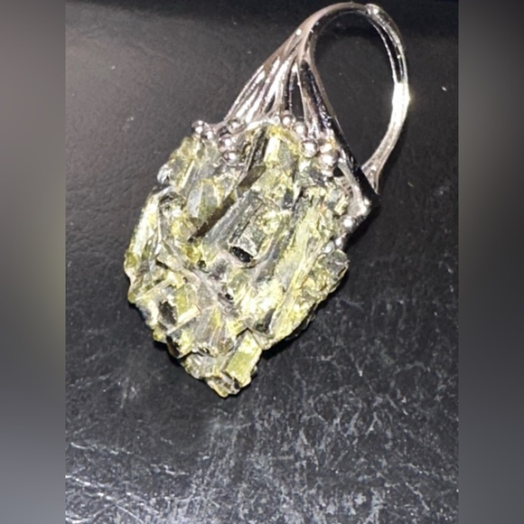 Prehnite Crystal on Sterling Silver - Statement Ring - Picture 4 of 5